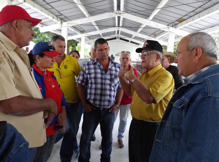 En cada uno de los lugares visitados, Ulises Rosales del Toro intercambió con directivos, campesinos y trabajadores agrícolas.