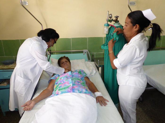 Daysi Sardiñas, la directora, a la izquierda. En el centro la gestante Mayelín González junto a la enfermera Marilyn Yánez, en la reconstruida Sala de Obstetricia