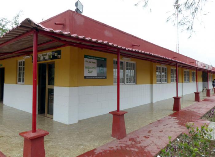 Vista exterior parcial del Mercado Ideal Sur. Aquí también se combinan buen gusto y funcionabilidad. 