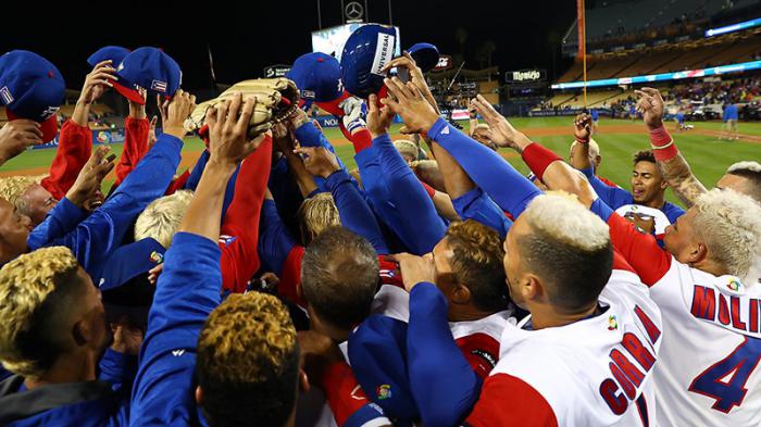 Puerto Rico festeja su victoria en la semifinal del IV WBC en el Dodger Stadium de Los Ángeles.