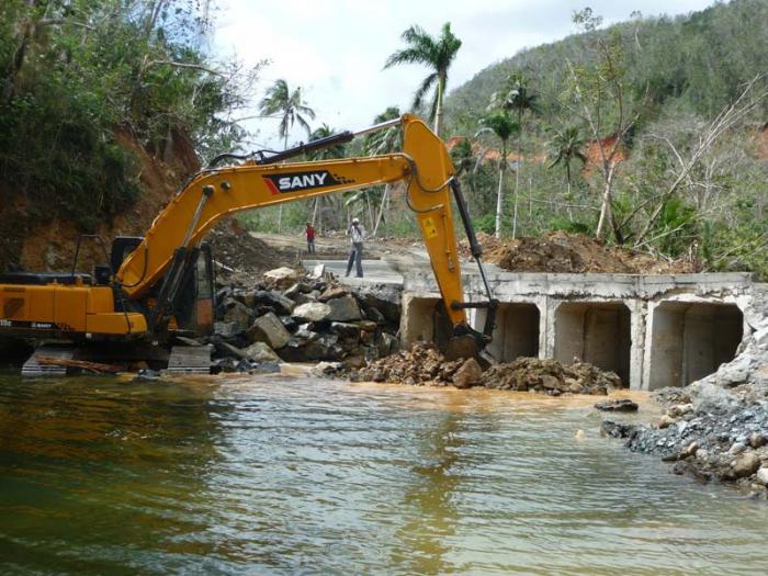 A punto de concluir estaba la construcción de la alcantarilla de Arroyo La Yuca, la de mayores dimensiones del vial Neblina-Cayo Güin. 