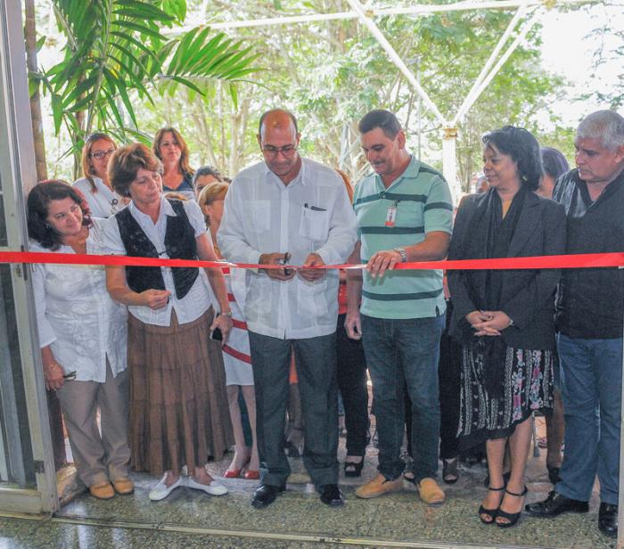 Reinauguraciòn del Pabellòn de Energìa en el recinto ferial de EXPOCUBA, cirta la cinta y cancela cello portal el Director genral de CUPEC Juan Tòrrez Narnjo