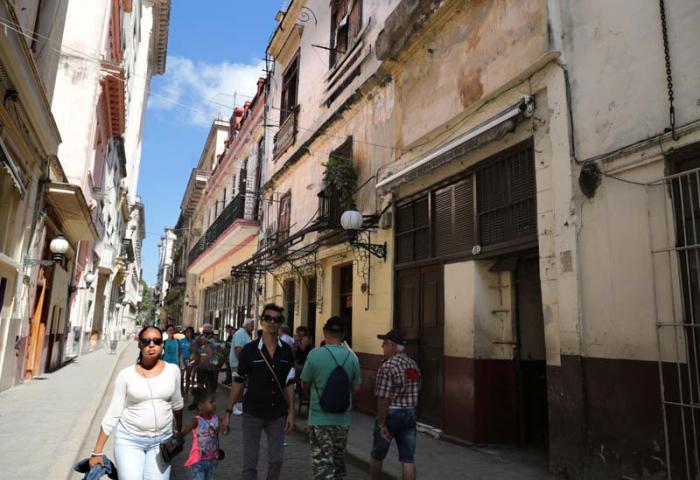 Ninguna tarja recuerda al transeúnte que en estas calles pasó casi toda su corta vida el líder estudiantil Julio Antonio Mella.