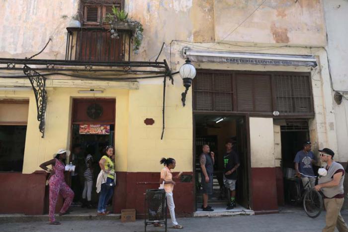 En la planta baja, dos pequeños negocios gastronómicos ocupan lo que habría sido la entrada principal del edificio.