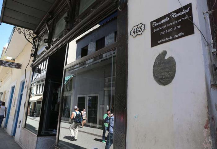 A la derecha de la Casa Stein, actual tienda de ropa masculina, se observa una tarja que indica que ahí nació el pintor Servando Cabrera.