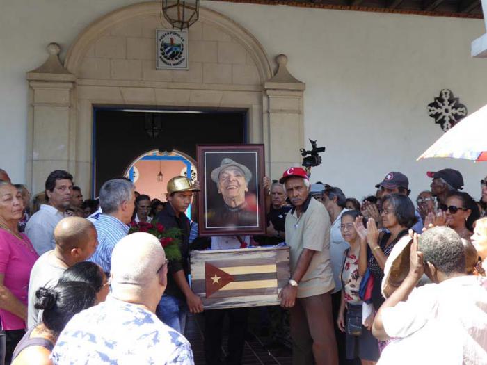 Cientos de santiagueros tributaron el último aplauso al inigualable  Luis Carbonell. Foto del autor.