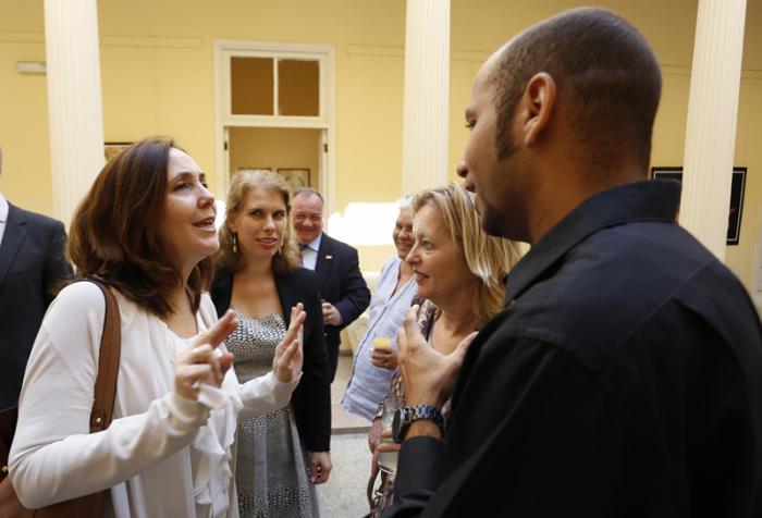 La sexóloga Mariela Castro, directora Centro Nacional de Educación
Sexual (CENESEX) ofrece declaraciones a la prensa en la sede de la
institución, le acompaña Rafael Cuesta, representante del Fondo de
Población de Las Naciones Unidas (UNFPA) y coordinador internacional
de programas  , en La Habana, Cuba. 29 marzo de 2017. Foto: Jorge Luis
Baños_IPS