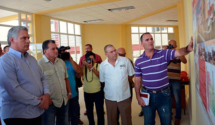 Miguel Díaz-Canel (I), primer vicepresidente de los Consejos de Estado y de Ministros de la República de Cuba, comprueba las labores constructivas de la ampliación del Hospital Provincial Doctor Antonio Luaces Iraola, a su izquierda Raúl Pérez Carmanate, presidente provincial del Poder Popular, en Ciego de Ávila, el 29 de marzo de 2017. ACN FOTO/Osvaldo GUTIÉRREZ GÓMEZ