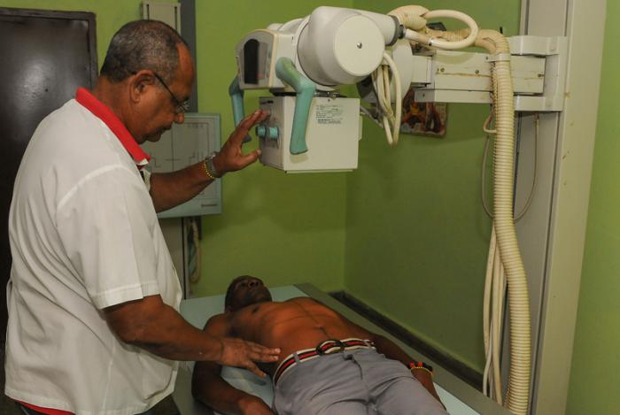 Policlìnico 19 de Abril Plaza de la Rebvolución. Las tecnologías de las imágenes fueron expuestas a través del vínculo del personal técnico, los pacientes y el equipamiento.