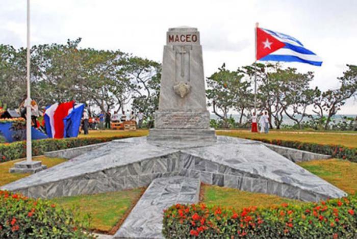 Monumento que recuerda el desembarco de Maceo por Duaba, el primero de abril de 1895