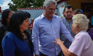 Miguel Díaz Canel Bermúdez (C), miembro del Buró Político del Comité Central del Partido Comunista de Cuba (BP PCC), y Primer Vicepresidente de los Consejos de Estado y de Ministros, junto a Ariel Santana Santiesteban (D), miembro del Comité Central del P