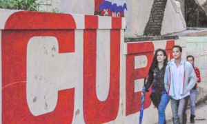 Jovenes cubanos Día invernal en La Habana- pareja. Invierno
