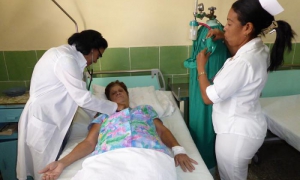 Daysi Sardiñas, la directora, a la izquierda. En el centro la gestante Mayelín G