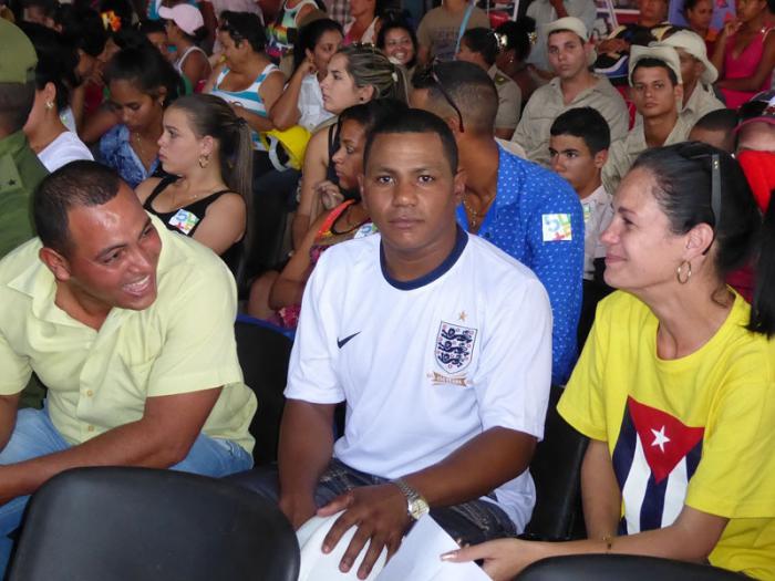 Erney, al centro, junto a Jorge Carlos Suárez, el otro contendiente, momentos antes de ser elegido 