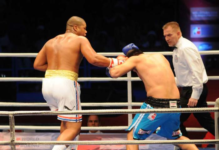 VII Serie Mundial de Boxeo entre Domadores de Cuba y Condores de Argentina combate de mas de 91 kg entre José Larduet de Cuba a la izquierda y Kevin Espidola de Argentina a la derecha