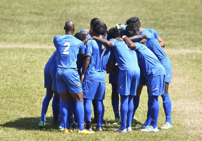 Equipo habanero minutos antes de empezar el partido de fútbol La Habana vs Camaguey, en el Estadio Pedro Marrero.