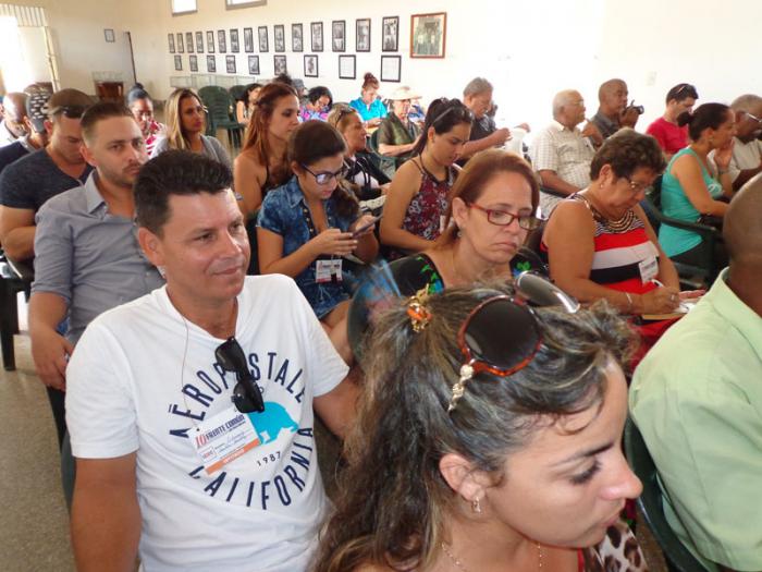 Exponen sus experiencias jóvenes periodistas