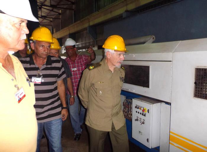 El Comandante de la Revolución Ramiro Valdés Menéndez recorrió las líneas de producción de la Fábrica de Derivados del Alambre, ubicada en el municipio de Minas. Foto del autor