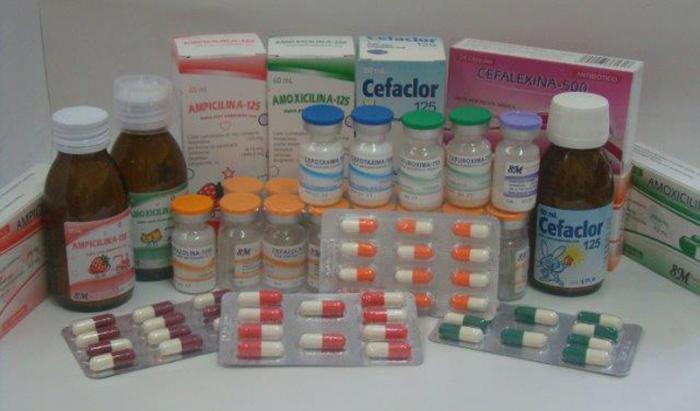 Alrededor del 35 % de los presupuestos de salud de los países en vías de desarrollo está dedicado a los antibióticos. En Cuba la eficacia y seguridad de estos está controlada por el Cecmed.