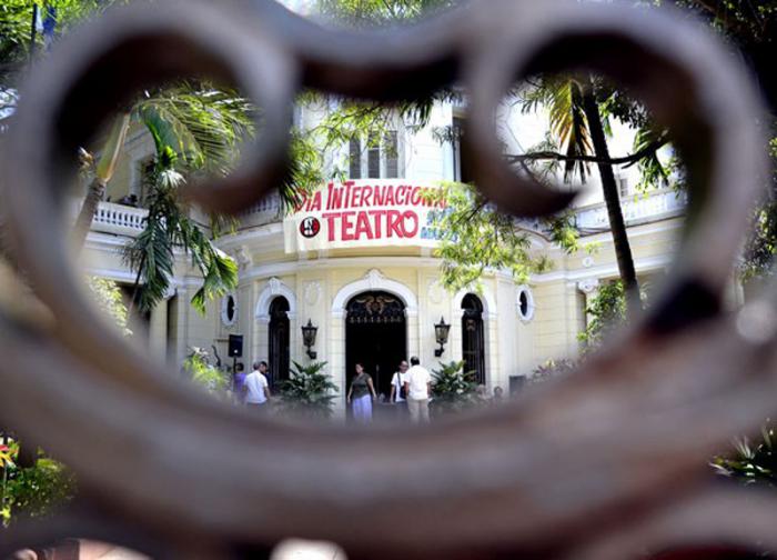 Cada año el Día Internacional del Teatro se celebra en la sede de la Uneac en El Vedado habanero y los festejos se inician desde la misma entrada con la lectura del Mensaje suscrito por una personalidad mundial.