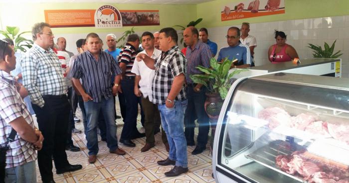 Gustavo Rodríguez Rollero, ministro de la Agricultura, y las máximas autoridades del Partido y el Gobierno en Villa Clara, Julio Lima Corzo y Alberto Lopez Díaz, respectivamente, estuvieron presentes en la inauguración de los nuevos mercados.