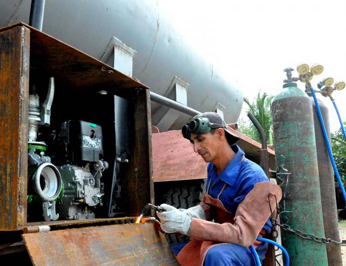 Omer Hernández se ha especializado en la adaptación de motobombas a cuanta pipa aparezca para llevar agua al ganado
