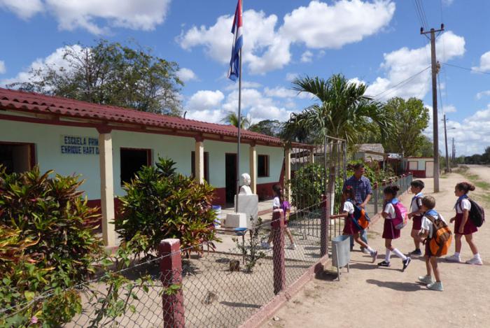 Niñas y niños a punto de entrar en la escuela primaria del Consejo Popular de Monte Alto. Escuela primaria Enrique Hart Davalos