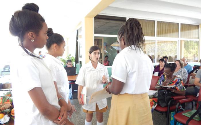 Niñas del círculo de interés de la salud escenifican una actividad de prevención de salud sobre la higiene epidemiológica.