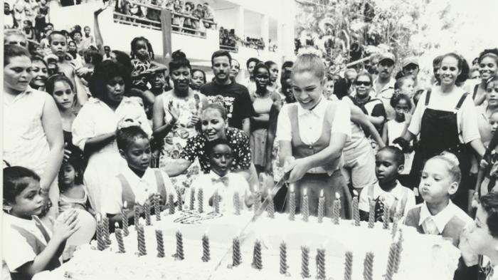Fiesta por el 72 cumpleaños del Comandante en Jefe Fidel Castro Ruz celebrada en el Palacio Central de Pioneros Ernesto Che Guevara el 13 de agosto de 1998.