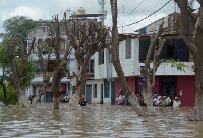 Lluvias provocan más de 400 muertos en Perú, Ecuador y Colombia. En Perú se contabilizan al menos 106 fallecidos y más de 980 000 afectados