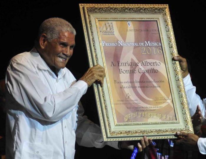 Enrique Bonne recibe Premio Nacional de Musica 2017