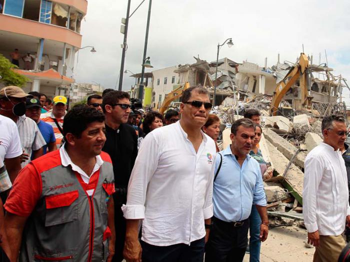 En numerosas ocasiones, Correa afirmó que el país se reconstruiría, una promesa que cumplió. Foto: Telesur