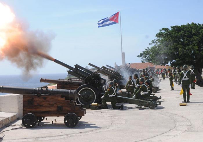 Salva de artilleria por el Aniversario 56 de la proclamacion  del Carácter Socialista de la Revolución Cubana.