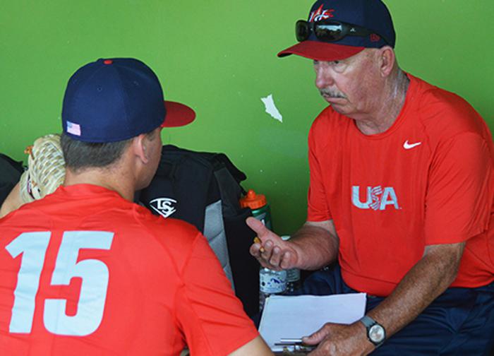 John Savage es el nuevo mentor de los universitarios estadounidenses.