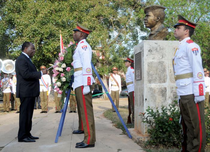 Ofrenda floral al busto del comandante Marien Oguabi por el Excmo,Sr Clement Mouamba primer ministro,jefe de gobierno de la República del Congo
