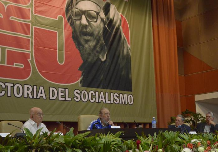 El Comandante en Jefe Fidel Castro en la clausura del 7mo.i Congreso del PCC, junto al General de Ejército Raúl Castro, José Ramón Machado Ventura, y Miguel Díaz-Canel Bermúdez. foto: ESTUDIOS REVOLUCIÖN