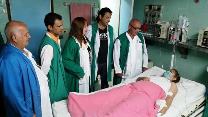 Junto a Lisandra, parte del equipo que reinició los trasplantes de donantes vivos en Villa Clara.iDe izquierda a derecha los doctores Armando Caballero López, jefe de la Sala de Terapia intensiva; Emilio José Nieto Cárdenas, cirujano; Milagros Hernández, coordinadora de la actividad en la región central; Osmany Hernández Pérez, jefe de los servicios de Nefrología y  Raunel Batista Hernández, cirujano principal. 