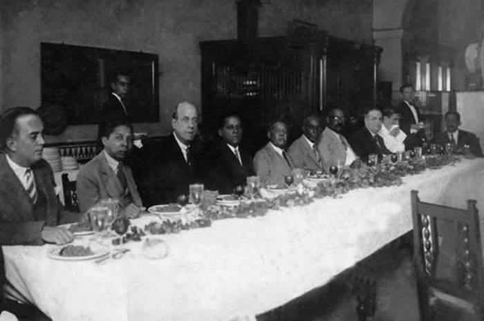 Un banquete ofrecido a Guillén en el Club Atenas en donde aparecen Nicolás (cuarto de izquierda a derecha) y Juan Gualberto Gómez (a la izquierda del poeta), en 1930. 