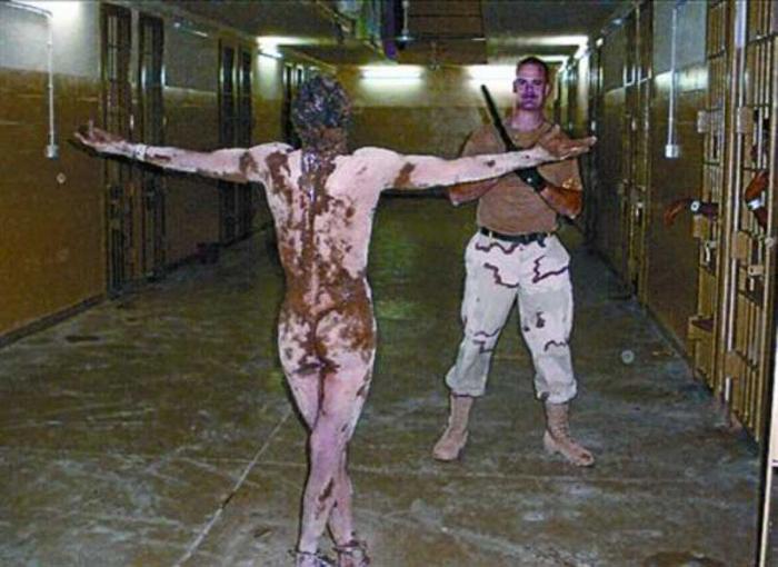 Con sus acusaciones a otros países, el gobierno estadounidense pretende hacer olvidar su glosario violaciones de los derechos humanos, como las  bárbaras torturas en la  cárcel de Abu Ghraib en Irak.