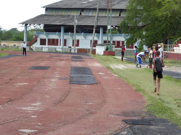 En estado crítico está la pista de atletismo. fotos: Cortesía de Jorge Luis Merencio Cautín
