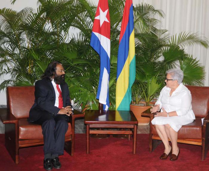 Gladys Bejerano Portela vicepresidente del Consejo de Estado recibe las carta credenciales del Excmo Sr. Jagdish Dharamchand Koonjul embajador de la República de Mauricio