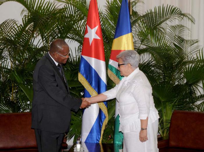 Gladys Bejerano Portela vicepresidente del Consejo de Estado recibe las carta credenciales del Excmo Sr.  Joseph Andre Nourrice  embajador de la República de Seychelles