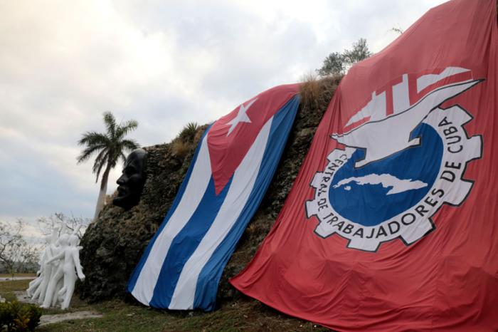 Acto político-cultural de la capital cubana previo al gran desfile del Primero de Mayo en la Colina Lenin. 