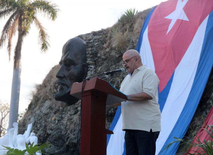 Acto político-cultural de la capital cubana previo al gran desfile del Primero de Mayo en la Colina Lenin. Luis Castanedo Smith, secretario general de la CTC en La Habana.