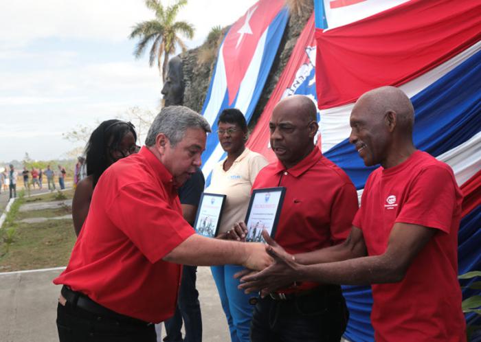 Acto político-cultural de la capital cubana previo al gran desfile del Primero de Mayo en la Colina Lenin. Ulises Guilarte de Nacimiento, secretario general de la CTC y miembro del Buró Político del CCPCC, entrega reconocimiento a colectivos destacados de la capital.