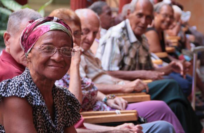 Para 2018 serán 40 años que en Cuba la tasa global de fecundidad no alcanza la cifra de 2,1 hijos por mujer. La proyección para el año 2030 es que el 30,3 % de la población cubana tendrá 60 o más años.