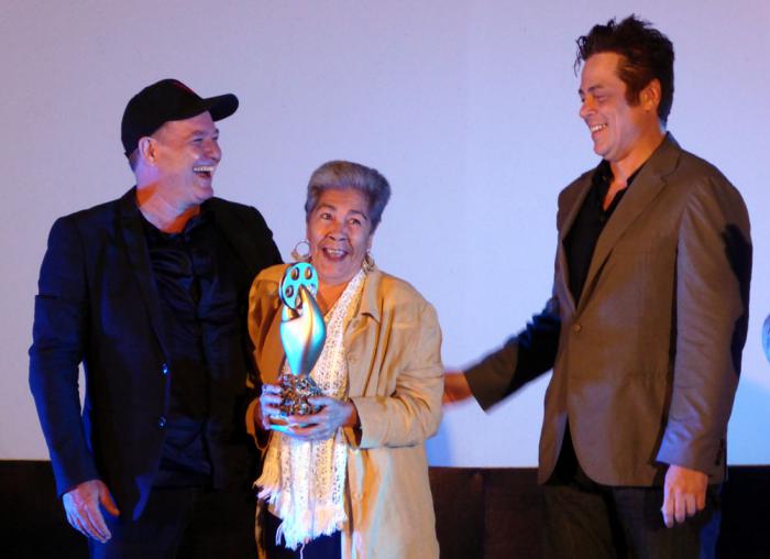 Adela Legrá, Benicio del Toro y Jorge Perugorría segundos antes de entregar el Gran Permio Humberto Solas en la categoría Cine en Construcción.