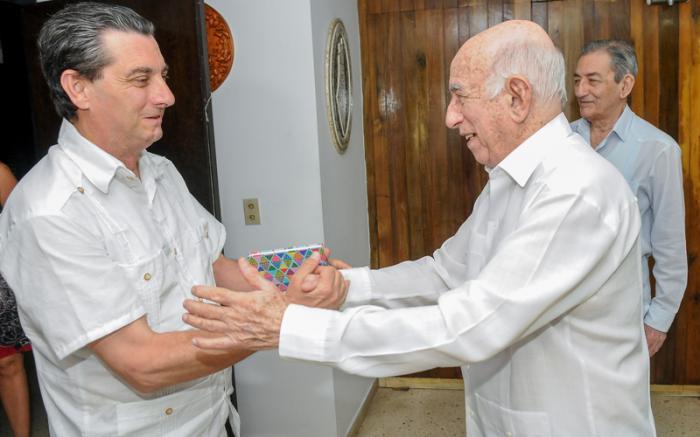José Ramón Machado Ventura junto a José Ramón Balaguer Cabrera reciben al Secretario General del Partido Comunista de España, José Luis Centella, en la sede del Comité Central del PCC.