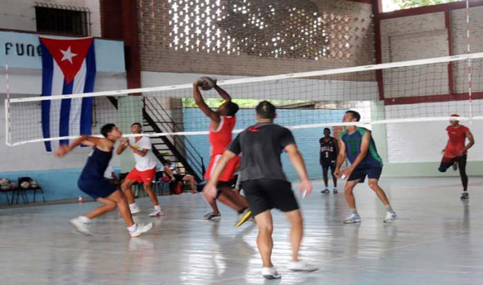 Universitarios invaden canchas deportivas de Camagüey