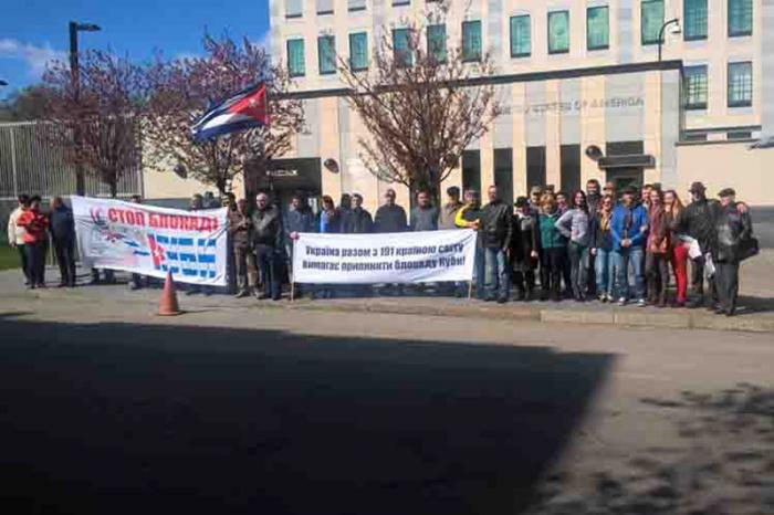 Exigen fin del bloqueo a Cuba en Ucrania.